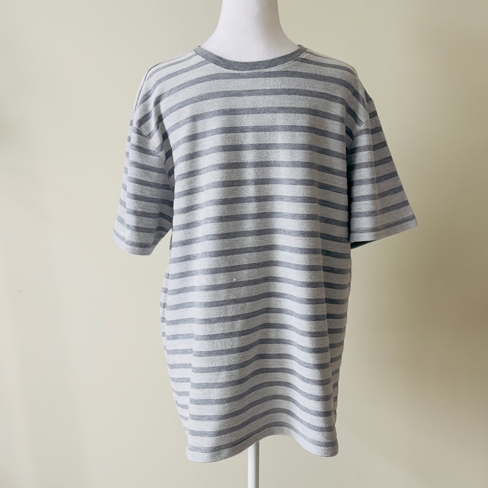 Majestic international Men’s Gray and White Striped Short Sleeve Top Size Large